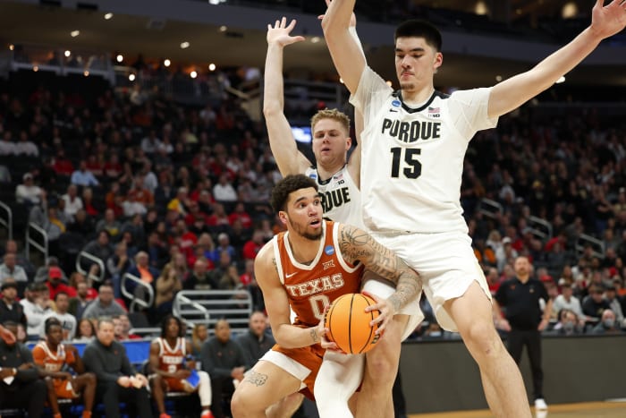 Zach Edey, Purdue's 7-foot-4 center, has a huge advantage against Saint Peter's on Friday night and the Boilermakers need to take advantage of the mismatch. (USA TODAY Sports.)